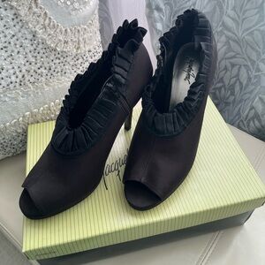 Jacqueline Ferrar… New black peep toe